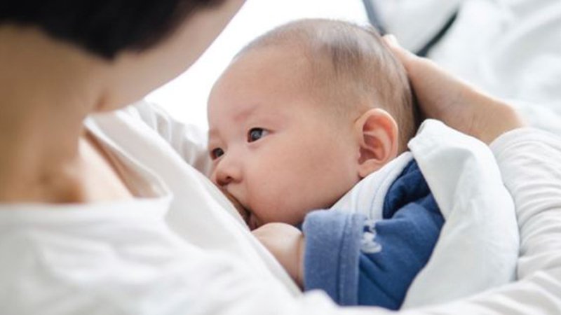 nuôi con bằng sữa mẹ giúp trẻ tăng khả năng đề kháng