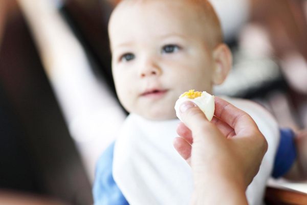 Trẻ bị ho ăn trứng gà được không ?